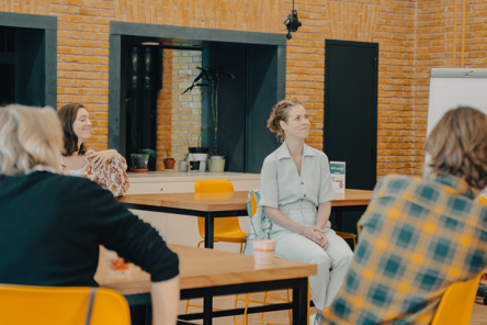 Huis van Actief Burgerschap, vrouw luistert in de groep
