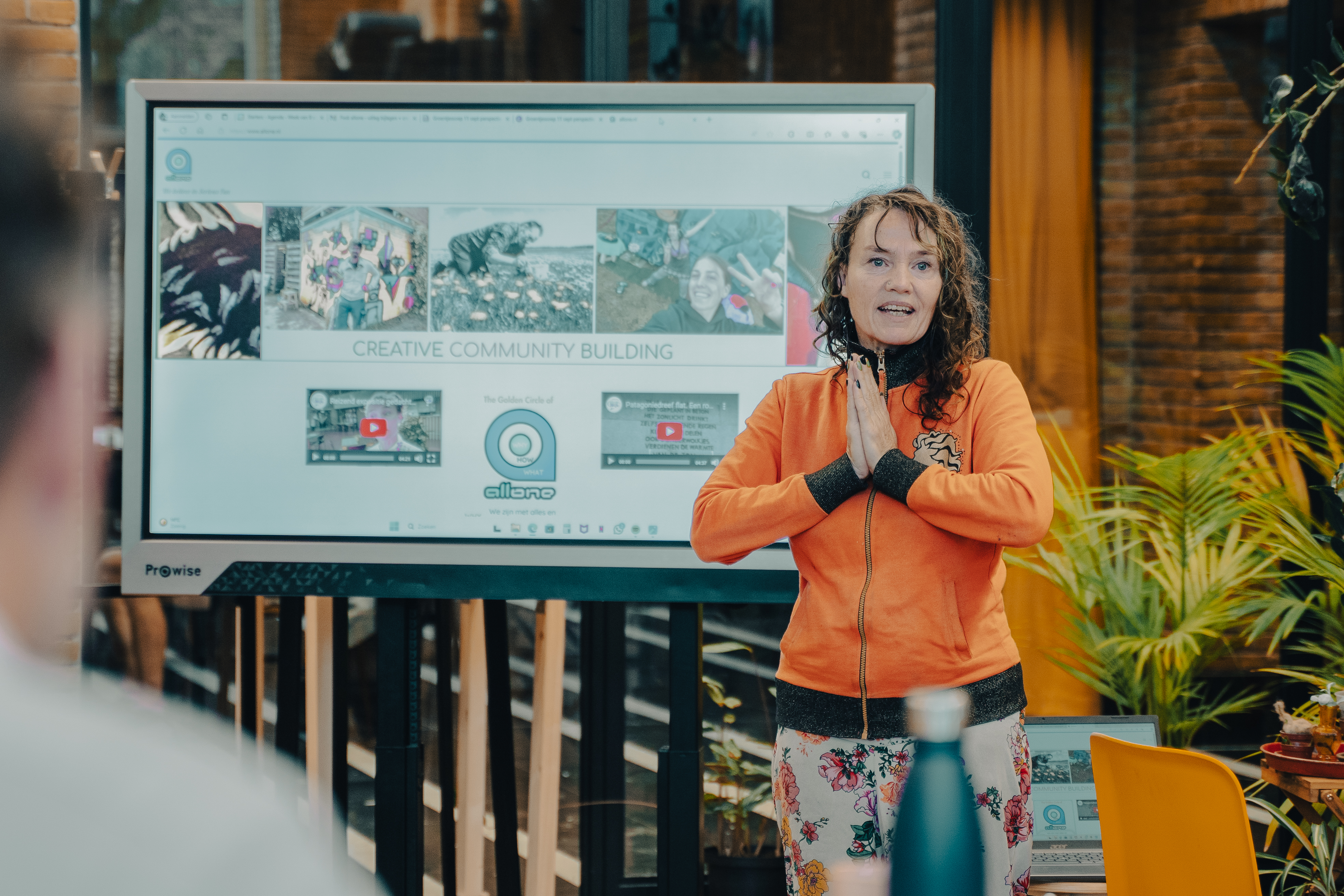 Huis van Actief Burgerschap impressie foto, vrouw presenteert voor een groep.