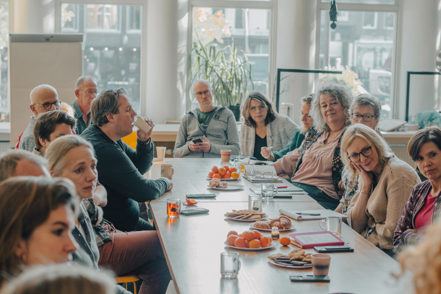 Huis van actief Burgerschap groep mensen kletsen met elkaar