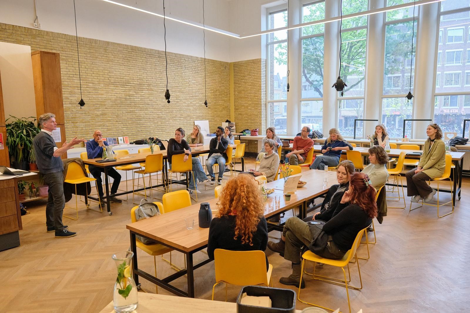 Huis van Actief Burgerschap - man presenteert voor een groep