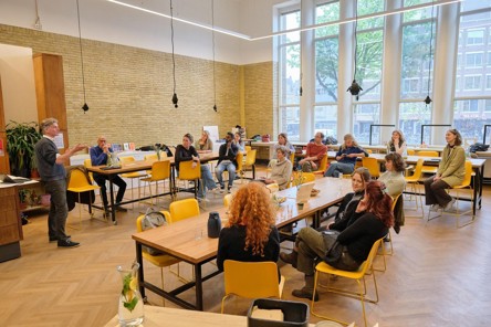 Huis van Actief Burgerschap - man presenteert voor een groep